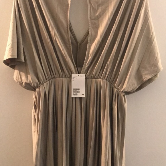 H&M Dresses & Skirts - Pleated dress H&M Dresses & Skirts - Pleated dress